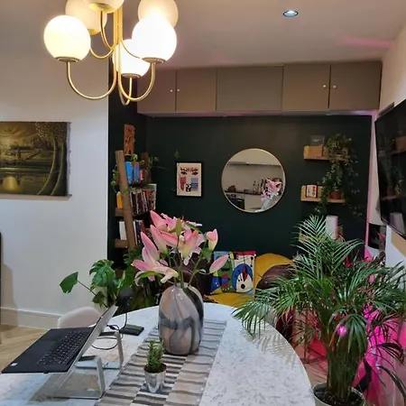 Bright Spacious Apartment In The Park